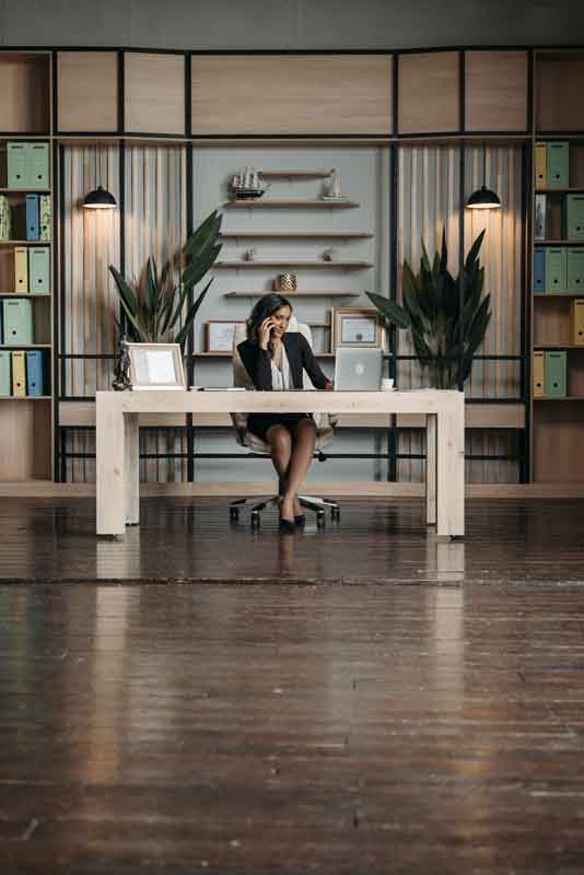 femme d'affaire dans son bureau